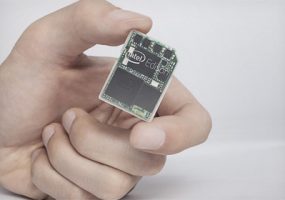 Intel представила компьютер размером с SD-карту