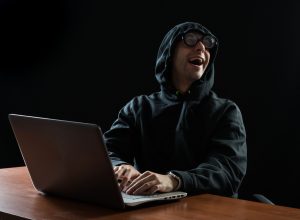 «Украсть буханку хлеба из магазина — нехорошо, а скачивать контент с торрентов считается нормальным»