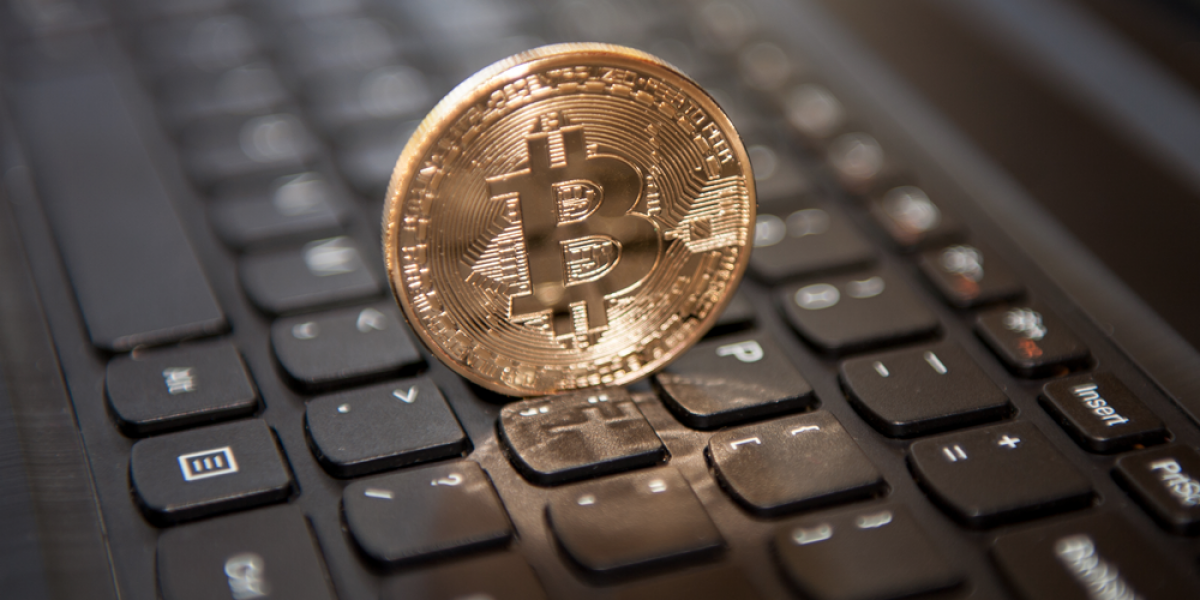 Курс биткоина упал на фоне кражи хакерами 65 миллионов долларов