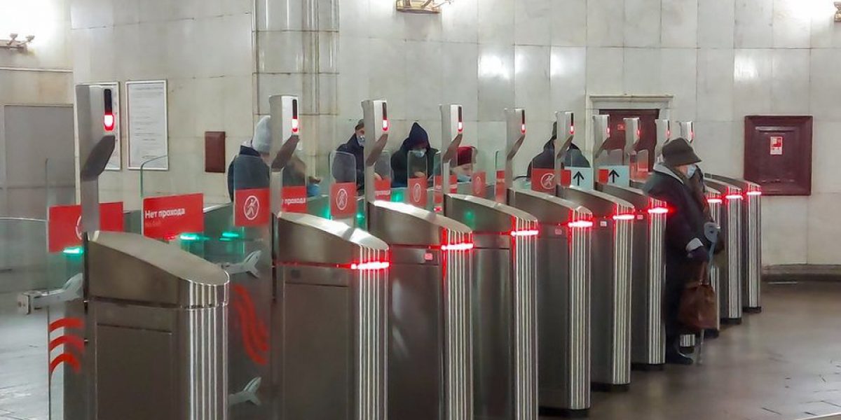 В московском метро тестируют систему оплаты с распознаванием лиц