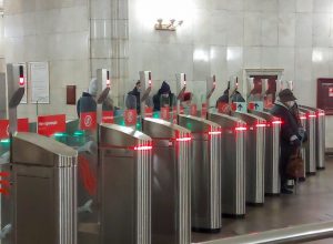 В московском метро тестируют систему оплаты с распознаванием лиц