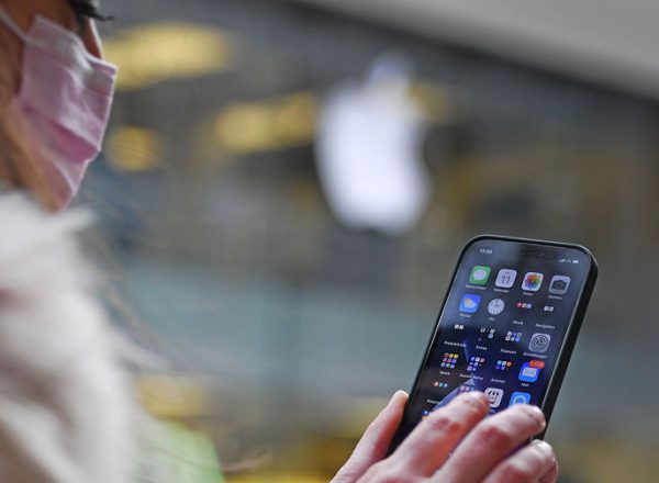 Apple и Google оштрафовали на €10 млн за использование данных пользователей в коммерческих целях