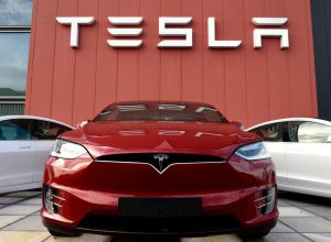 Tesla обяжет вести съемку во время включения автопилота