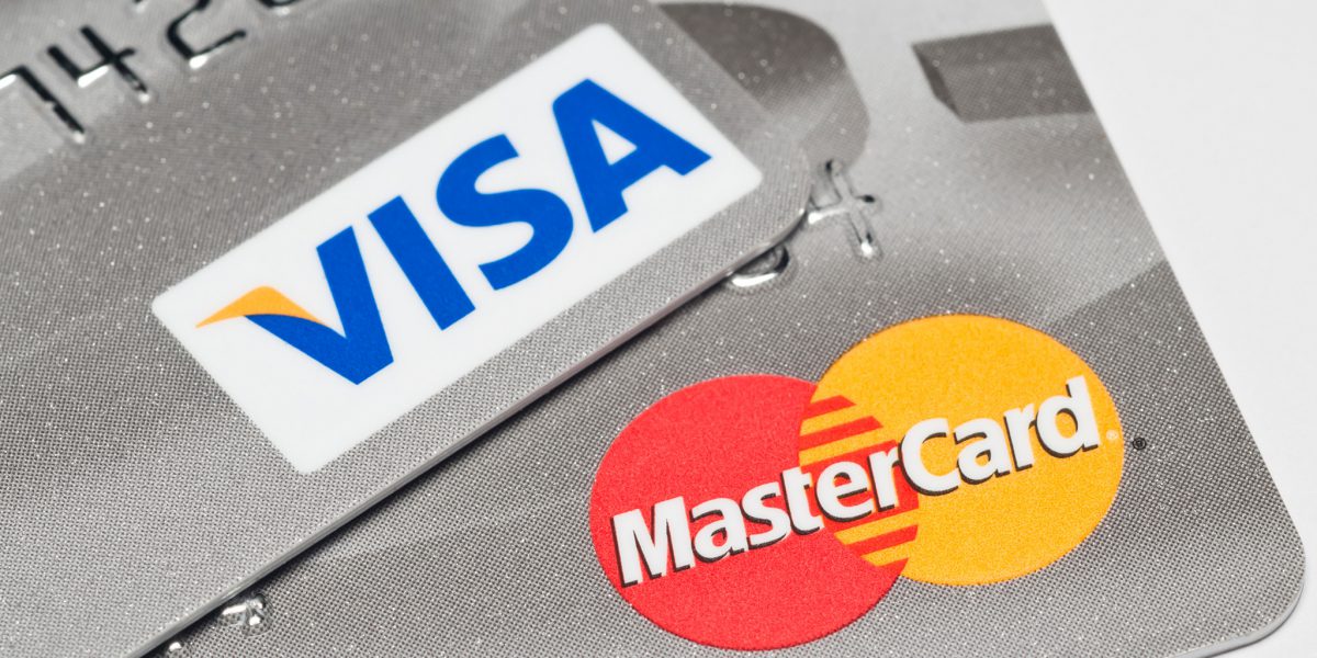 Visa и Mastercard приостанавливают работу в России