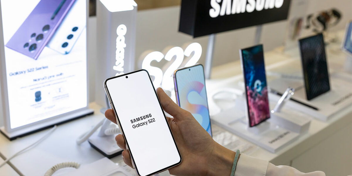 Минцифры обсуждает запрет параллельного ввоза смартфонов Samsung и LG