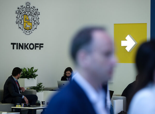 В приложении “Тинькофф” появились отзывы на другие компании