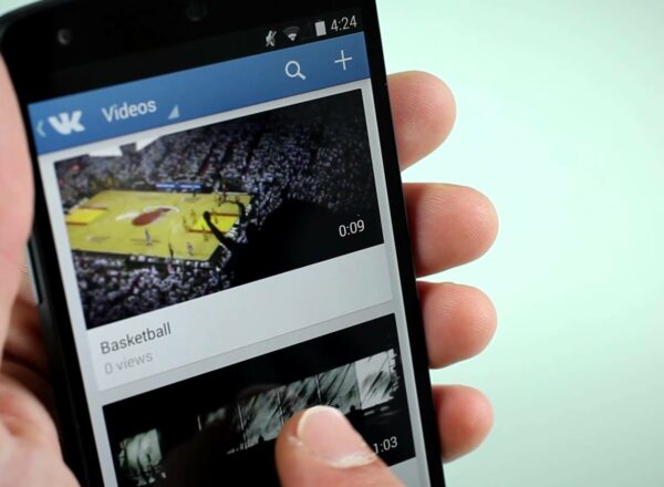 Согласно опросу VK Видео 63% россиян едят за просмотром видео