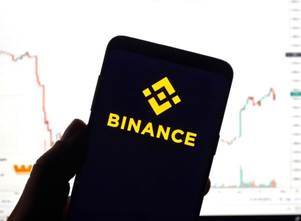 Binance прекращает поддержку операций с российским рублем
