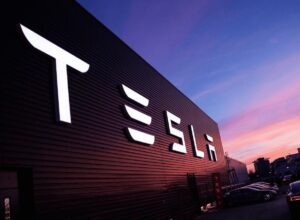Tesla планирует в 2025 году выпустить новую модель электромобиля