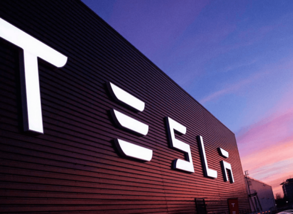 Tesla представила чип AI5 для роботов Optimus и беспилотных такси