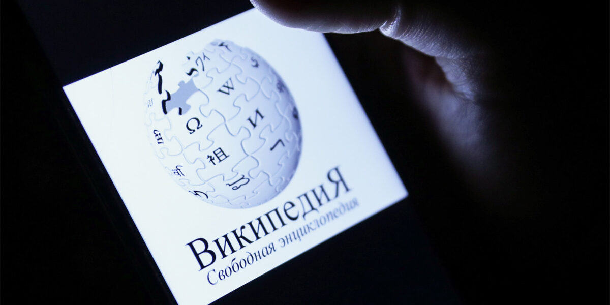 «Википедия» официально добавила темную тему