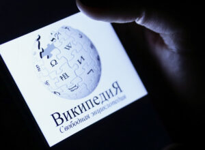 «Википедия» официально добавила темную тему