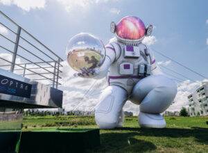 Фестиваль «ПОРТАЛ 2030-2050» открыла масштабная выставка креативных арт-объектов