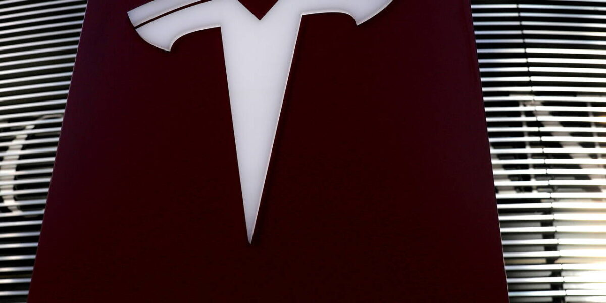 Для электрокаров Tesla создадут беспроводную зарядку