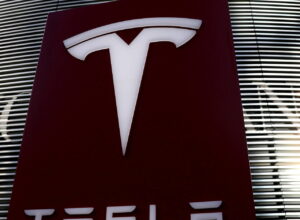 Для электрокаров Tesla создадут беспроводную зарядку