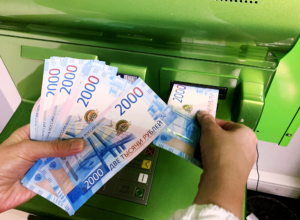 В России вступил в силу лимит 100 тыс. рублей на переводы без счета