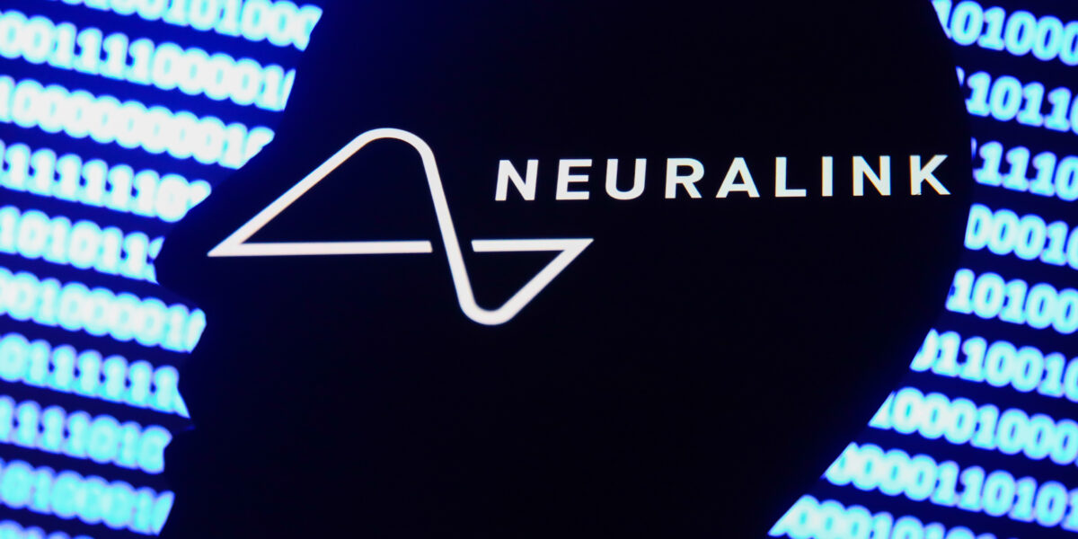 К 2030 году Neuralink чипирует тысячи людей и начнет лечить Паркинсон и слепоту