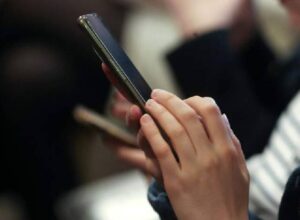 Почему колонки фонят от звонка телефона