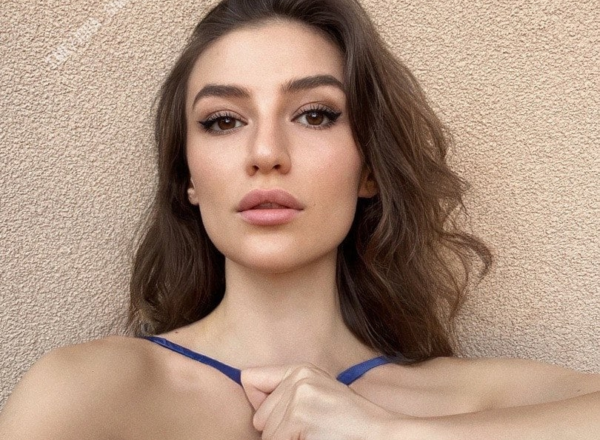 Как российская модель с помощью ИИ превратилась в Olivia Cast