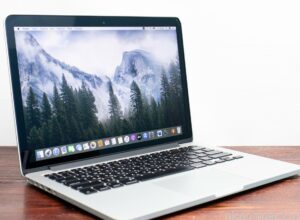 Ноутбук MacBook Pro сохранил работоспособность после падения с высоты и спуска по лестнице