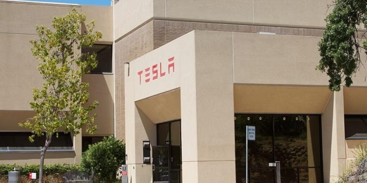Акции Tesla упали несмотря на рекордные поставки 480 126 автомобилей