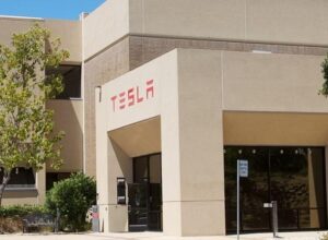 Акции Tesla упали несмотря на рекордные поставки 480 126 автомобилей