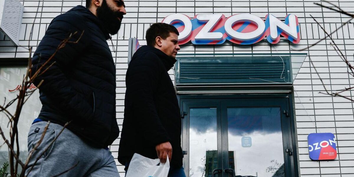 Акции Ozon упали на 10% на новостях об атаках на склады маркетплейса