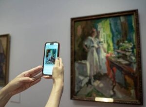 В Третьяковской галереи начали использовать ГигаЧат вместо аудио-гида