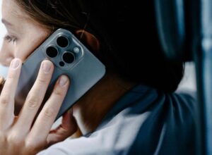 Доступ владельцев iPhone к 5G в России будет зависеть от Apple
