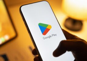Шадаев допустил ограничение Google на установку российских приложений