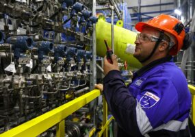 Нефтегазовые компании сократили траты на ИИ-софт и удвоили закупку оборудования