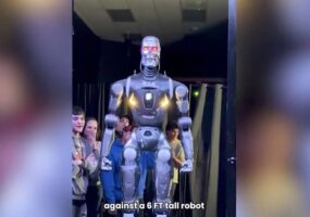 Робот, похожий на Терминатора, провёл бой с блогером