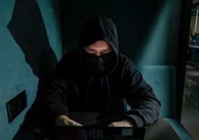 4% разработчиков ПО сообщили о кибератаках на рабочие ИИ-инструменты