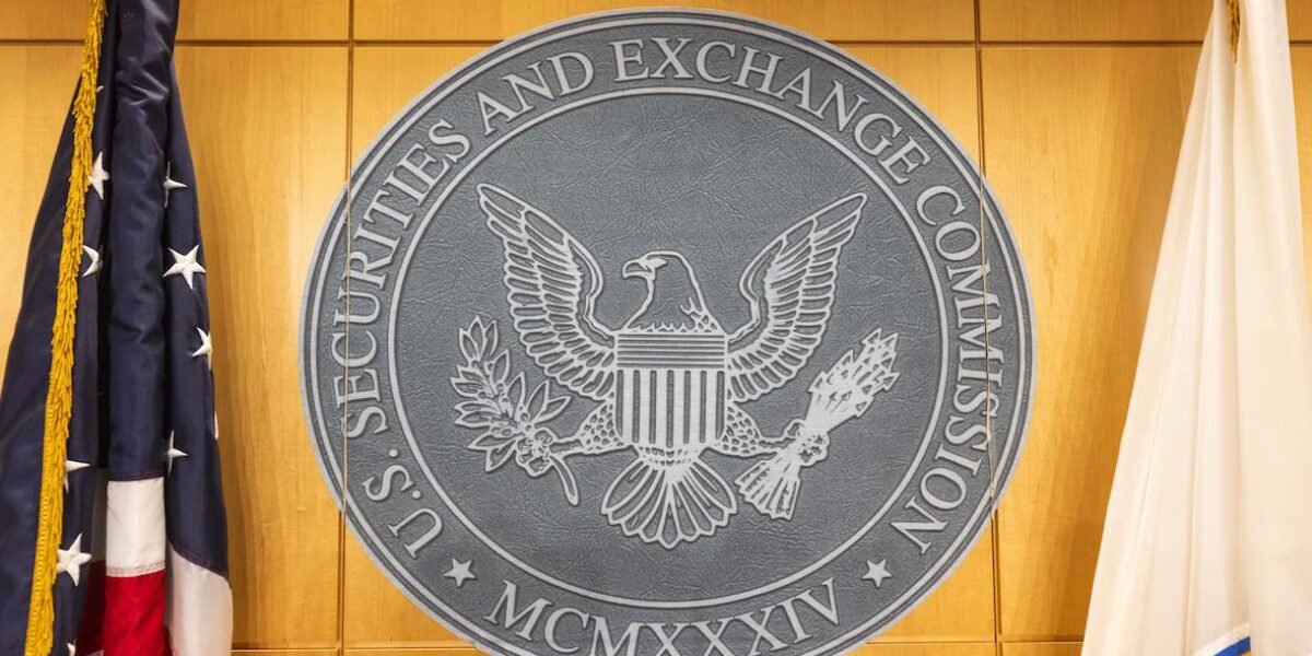 Инвесторы в США потеряли более $15 млн из-за мошенников в чатах WhatsApp*