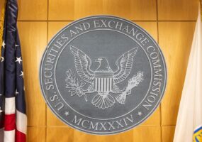 Инвесторы в США потеряли более $15 млн из-за мошенников в чатах WhatsApp*