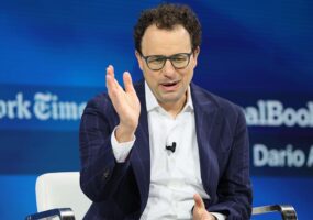 Глава Anthropic предрек захват интернета «роем ИИ»