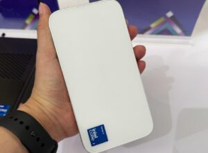 Компьютер Sixunited WB81-H02 с Intel Core 7 и гигабитным Ethernet имеет размер смартфона