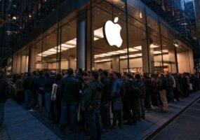 Новые iPhone 18 Pro быстро раскупают, у Apple Store снова очереди