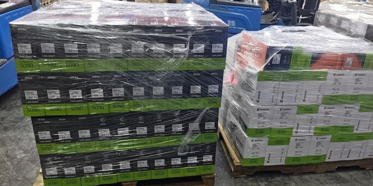 В Сеть попали фотографии сотен GeForce RTX 5090 на палетах