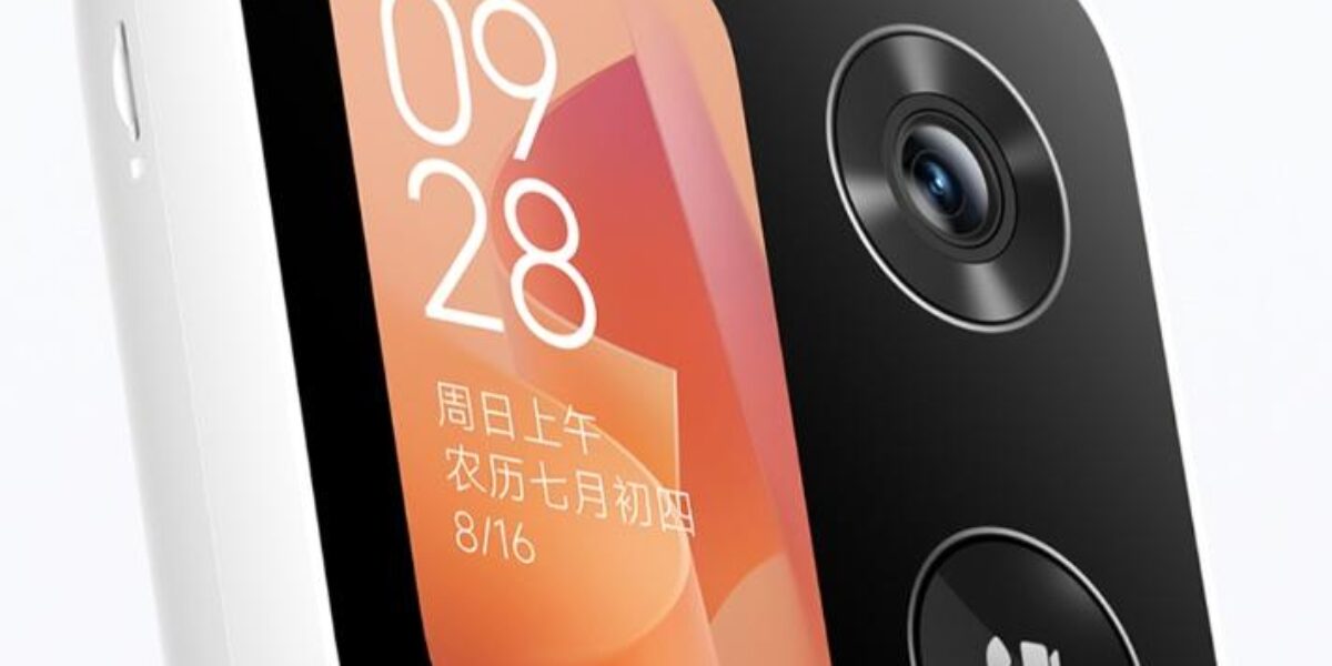 Xiaomi представила камеру с экраном для видеосвязи и поворотным механизмом на 360°