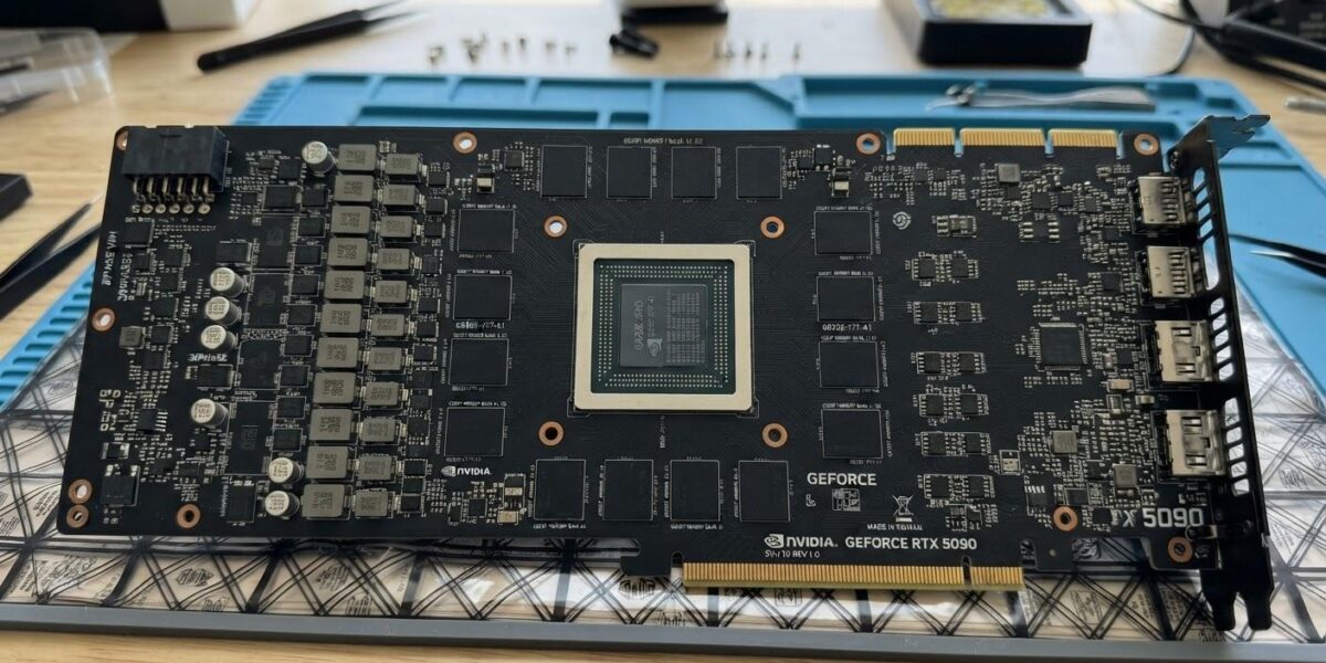 Мошенник продал две видеокарты GeForce RTX 5090 без чипов памяти и GPU