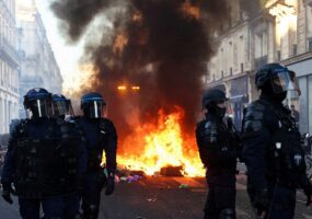 BFMTV узнала о блокировке украденных при погромах во Франции iPhone