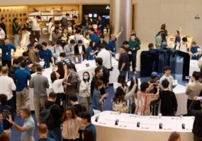 Стартовали продажи iPhone Duo, Apple достигла рекордной капитализации