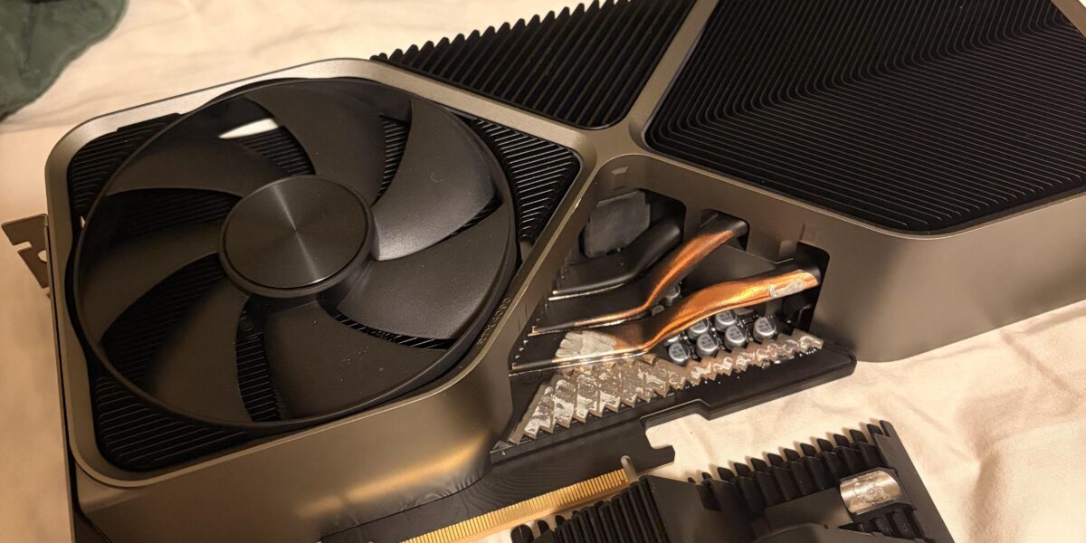 У видеокарты GeForce RTX 4090 Founders Edition отвалился кусок радиатора