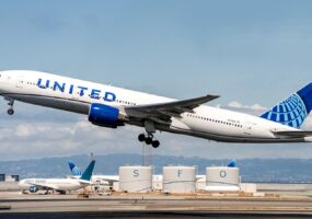 Пассажиры начали уходить к United Airlines из-за спутникового интернета Starlink