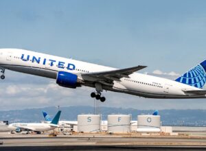 Пассажиры начали уходить к United Airlines из-за спутникового интернета Starlink